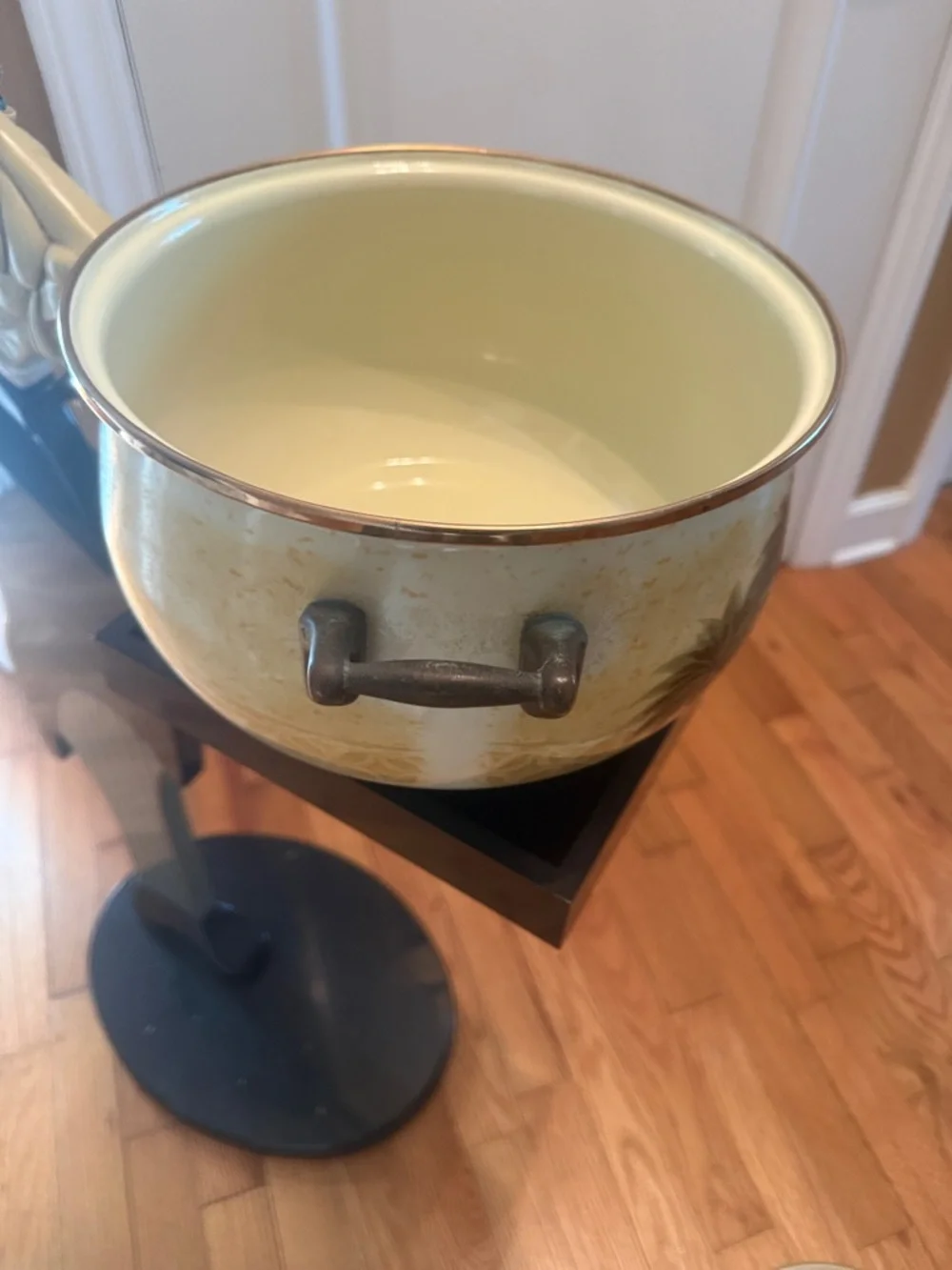 Tabletops Unlimited Bellagio 2 QT Enamel Dutch Oven - Cream with Palm Tree